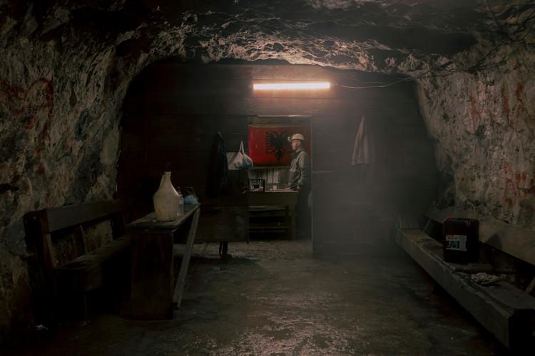 750 meter under jorden har Trepcas arbejdere hængt det albanske flag op på klippevæggen. Minens kostbare metaller er et evigt stridspunkt for Kosovos albanske og serbiske folkeslag. Foto: Christian Falck Wolff