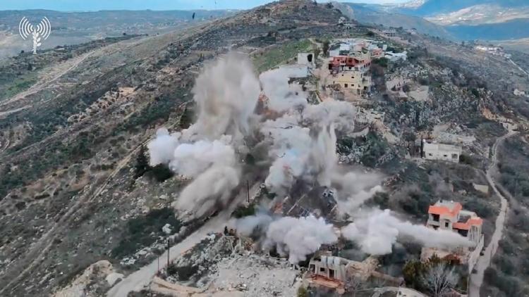 Trods en våbenhvile har Israel udført flere angreb i Libanon. Her ses billeder offentliggjort af det israelske militær fra angreb foretaget 3. februar i det sydlige Libanon, hvor Hizbollah ifølge Israel udfører aktiviteter, der strider imod våbenhvilen. Foto: -/Ritzau Scanpix