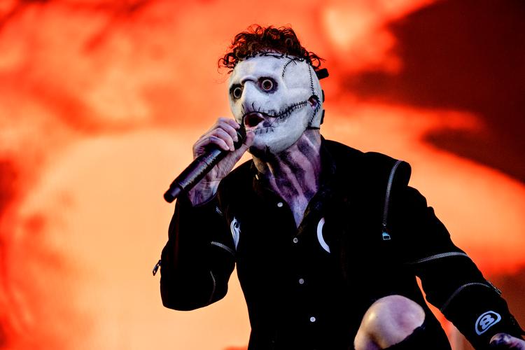 Apokalypse er ikke for sjov. Metalfans mener skam dyrkelsen af undergang alvorligt, skønt ikke bogstaveligt. Det er en æstetisk erfaring, skriver Rosa. Her er det det amerikanske band Slipknot under koncert på festivalen Copenhell på Refshaleøen i København 2023.   Foto: Jacob Ehrbahn