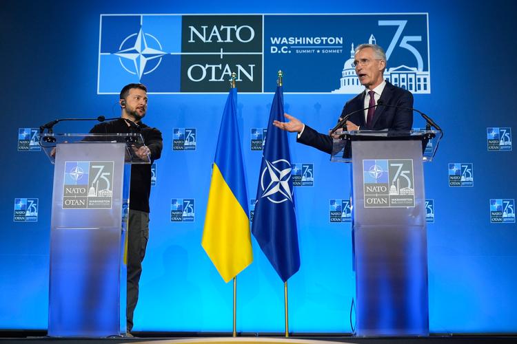 Som generalsekretær for Nato har Jens Stoltenberg været en fortaler for international hjælp til Ukraine som her, hvor han i juli sidste år mødtes med præsident Volodymyr Zelenskyj. Siden er Stoltenberg blevet finansminister i Norge, hvor han nu skal forsvare, at landet relativt set ikke har sendt så meget som andre lande trods enorme ekstraindtægter på krigen. Foto: Mark Schiefelbein/Ritzau Scanpix