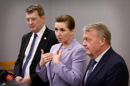 Møde i Det Udenrigspolitiske Nævn på Christiansborg. Statsminister Mette Frederiksen (S), forsvarsminister Troels Lund Poulsen (V) og udenrigsminister Lars Løkke Rasmussen (M) taler med pressen efter mødet. Der er international interesse for Grønland og dets fremtid.  Foto: Jens Dresling
