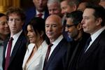Mark Zuckerberg, Jeff Bezos, Sundar Pichai og Elon Musk - som alle står i spidsen for store amerikanske techgiganter - sad på rad og række til Donald Trumps indsættelse.  Foto: Julia Demaree Nikhinson/Ritzau Scanpix