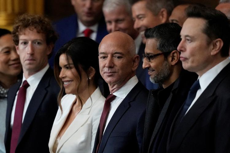 Mark Zuckerberg, Jeff Bezos, Sundar Pichai og Elon Musk - som alle står i spidsen for store amerikanske techgiganter - sad på rad og række til Donald Trumps indsættelse.  Foto: Julia Demaree Nikhinson/Ritzau Scanpix