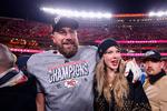Det har været guld værd for NFL, at Travis Kelce og Taylor Swift er blevet et par. Men foruden støtte på kampdage har de to ikke dyrket deres status rent mediemæssigt med interviews eller podcastoptrædener.  Foto: Jamie Squire/Ritzau Scanpix