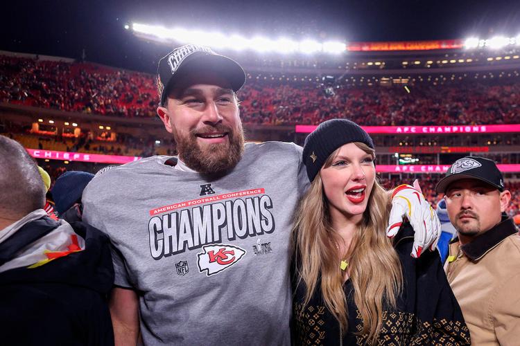 Det har været guld værd for NFL, at Travis Kelce og Taylor Swift er blevet et par. Men foruden støtte på kampdage har de to ikke dyrket deres status rent mediemæssigt med interviews eller podcastoptrædener.  Foto: Jamie Squire/Ritzau Scanpix