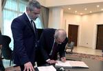 Nawaf Salam underskriver et dokument, der sætter ham i spidsen for en ny regering i Libanon. Foto: Lebanese Presidency Press Office/Ritzau Scanpix