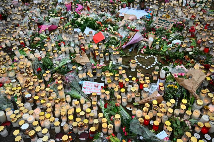 Politiet har foretaget næsten 250 afhøringer og gennemgået ’enorme’ mængder filmmateriale, efter at syv kvinder og fire mænd, deriblandt den formodede gerningsmand, døde i skyderiet. Foto: 10090 Claudio Bresciani/tt/Ritzau Scanpix