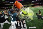 A.J. Brown og Devonta Smith, der begge greb et touchdown-kast undervejs i kampen, hælder Gatorade ud over Philadelphia Eagles’ træner Nick Sirianni, da sejren er i hus. Foto: Mike Segar/Ritzau Scanpix