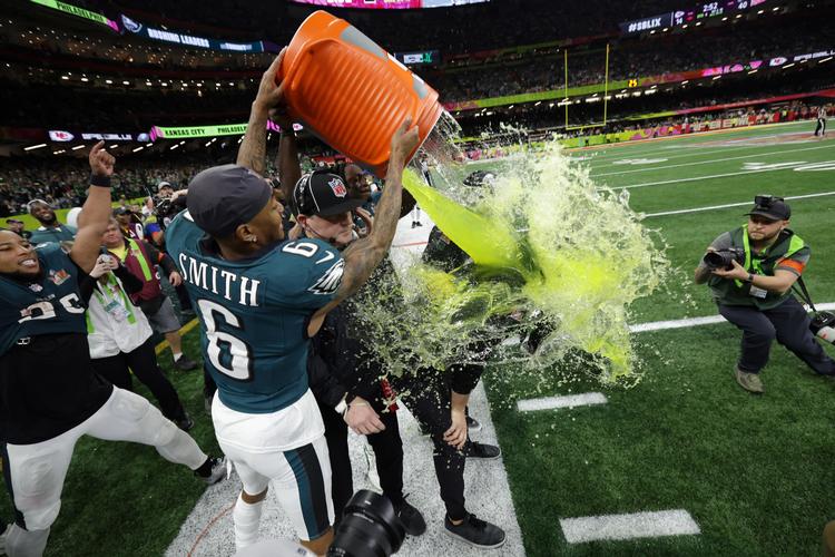 A.J. Brown og Devonta Smith, der begge greb et touchdown-kast undervejs i kampen, hælder Gatorade ud over Philadelphia Eagles’ træner Nick Sirianni, da sejren er i hus. Foto: Mike Segar/Ritzau Scanpix