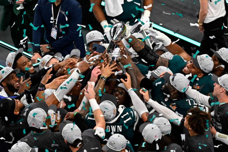 Philadelphia Eagles-spillerne jubler med Vince Lombardi-trofæet efter 40-22-sejren over de forsvarende Super Bowl-mestre fra Kansas City Chiefs i Caesars Superdome i New Orleans. Foto: Chandan Khanna/Ritzau Scanpix