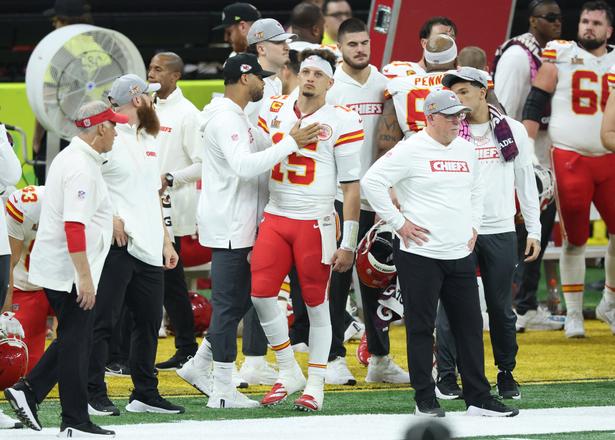 Kansas City Chiefs-quarterback Patrick Mahomes spillede en sjældent dårlig kamp og var med to interceptions i første halvleg med til at grave Chiefs ned i et hul, som holdet aldrig formåede at kravle op af. Foto: Stephen Lew/Ritzau Scanpix