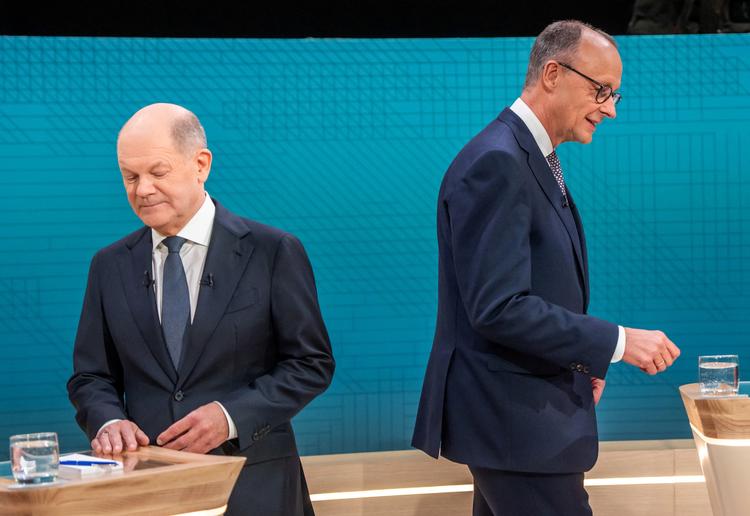 Det mest slående ved duellen mellem Olaf Scholz, Tysklands socialdemokratiske kansler, og konservative Friedrich Merz var måske alt det, der ikke blev talt om. Foto: Michael Kappeler/Ritzau Scanpix