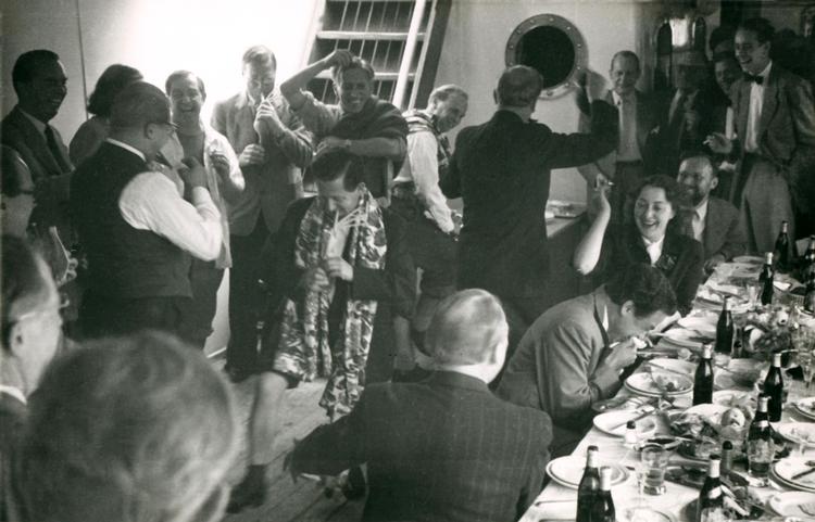 Danmarks Radios symfoniorkester fester på båden hjem efter koncerter i Edinburgh i 1950. Foto: Fra bogen ’Visioner. DR Symfoniorkestret 100 år’