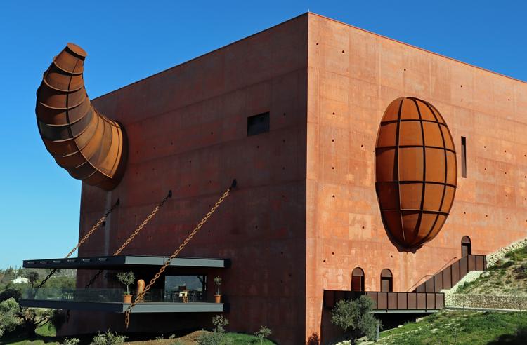 Den surrealistiske bygning er ikke kun et museum. Der produceres også ekstra jomfru olivenolie inde i bygningen – af økologiske oliven fra området. 