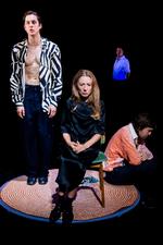 Kathleen Morgeneyer som den bekymrede og altid udglattende hustru er bevægende i opsætningen på Berliner Ensemble. Foto: Jörg Brüggemann