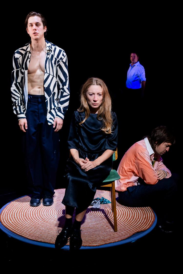 Kathleen Morgeneyer som den bekymrede og altid udglattende hustru er bevægende i opsætningen på Berliner Ensemble. Foto: Jörg Brüggemann