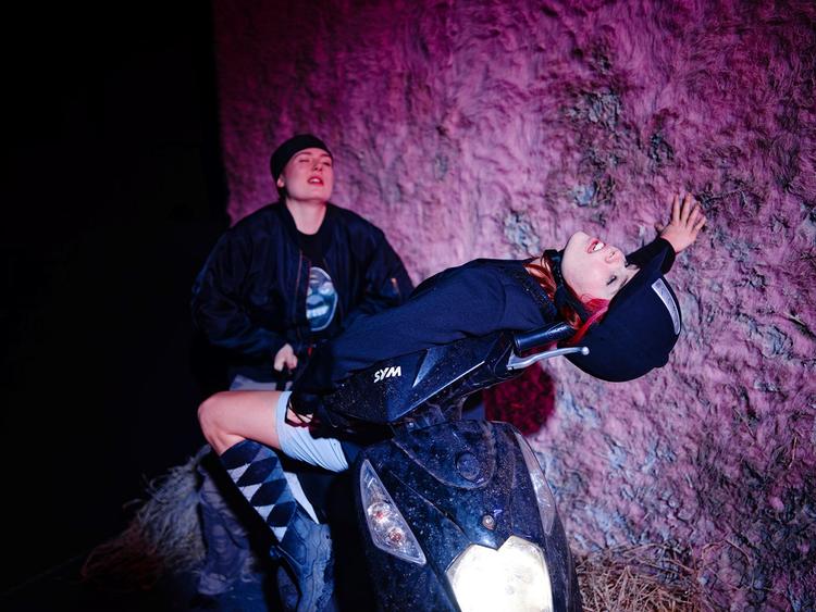 Travbanestøvet har nærmest ikke lagt sig efter Bjørn Rasmussens roman ’Kirstens hævn’, der udkom april sidste år og netop er blevet nomineret til Kritikerprisen. Men samtidig med romanen har Rasmussen skrevet manus til scenen, og den næste måned kan hestepigeromanen opleves i en iscenesættelse på Aarhus Teater. Foto: Rumle Skafte