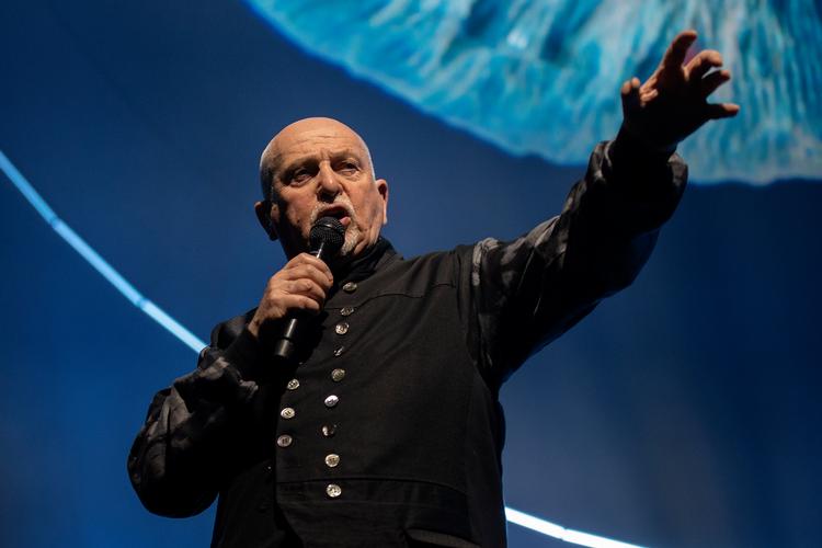  Inden Peter Gabriel fik sit kommercielle gennembrud og popstjernestatus, var han allerede en markant figur i musikhistorien. Her giver han i 2023 koncert i Royal Arena i København.   Foto: Finn Frandsen
