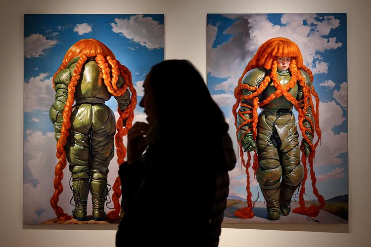 Når auktionshuset Christie's sætter AI-kunst til salg på auktionen  ’Augmented Intelligence’ fra 20. februar, vil man kunne se værker udstillet på Rockefeller Center i New York. To af dem er kunstnerne Holly Herndons og Mat Dryhursts værker 'Embedding Study 1' og 'Embedding Study 2', som her er fotograferet ved en tidlig præsentation.  Foto: Brendan Mcdermid/Ritzau Scanpix