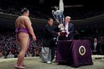 Japan ser ud til at have regnet Donald Trump ud. Forholdet mellem de to parter var stærkt i Trumps første præsidentperiode, og det er også startet godt denne gang. Her overrækker Trump sejrspokalen ved en sumoturnering i Tokyo i 2019.  Arkivfoto:  Jonathan Ernst