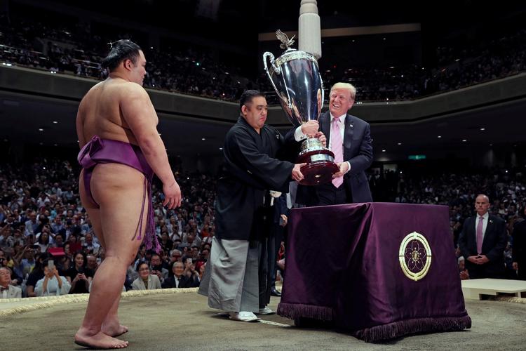 Japan ser ud til at have regnet Donald Trump ud. Forholdet mellem de to parter var stærkt i Trumps første præsidentperiode, og det er også startet godt denne gang. Her overrækker Trump sejrspokalen ved en sumoturnering i Tokyo i 2019.  Arkivfoto:  Jonathan Ernst