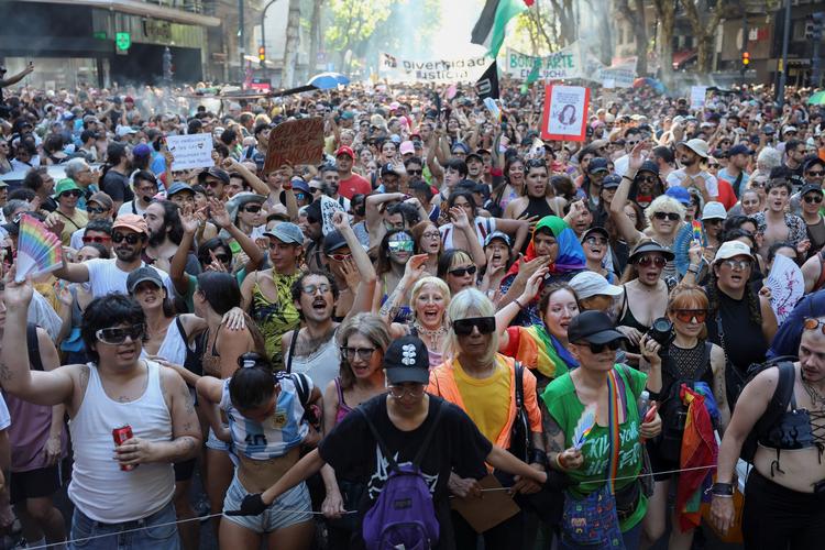 Demonstranter mødte talstærkt op forrige uge i Buenos Aires for at protestere mod præsident Javier Mileis flammende antiwoke-tale i Davos, Schweiz. Foto: Cristina Sille/Ritzau Scanpix