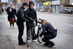 Politibetjente fra Københavns Politi var tirsdag morgen tidligt på færde, da de foretog en razzia i Vanløse med fokus på tjek af cyklers stelnumre. Foto: Jens Dresling