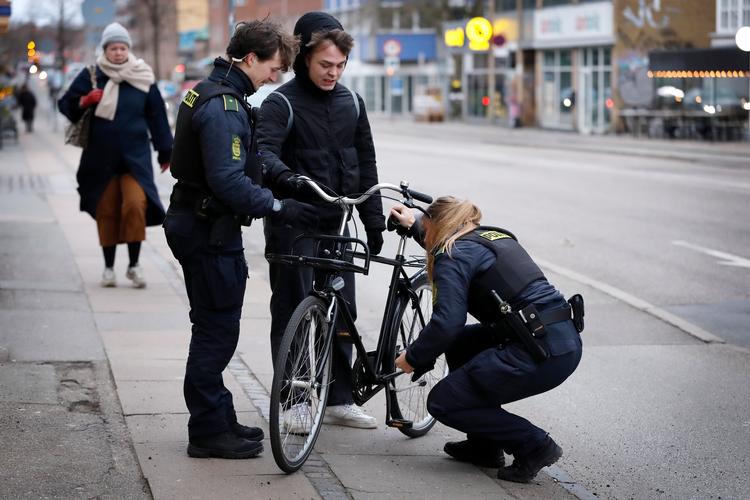 Politibetjente fra Københavns Politi var tirsdag morgen tidligt på færde, da de foretog en razzia i Vanløse med fokus på tjek af cyklers stelnumre. Foto: Jens Dresling