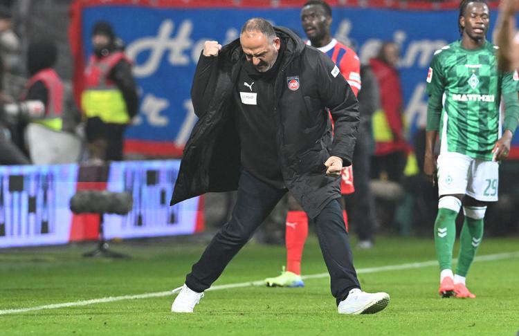 Frank Schmidt er en atypisk træner, der har ført Heidenheim hele vejen fra den femtebedste række til Bundesligaen og europæisk fodbold, hvor han nu skal møde FCK. Den karismatiske tysker har stået i spidsen for Heidenheim i 17 år og er den længst siddende træner i Europas topligaer. Foto: Carmen Jaspersen/Ritzau Scanpix