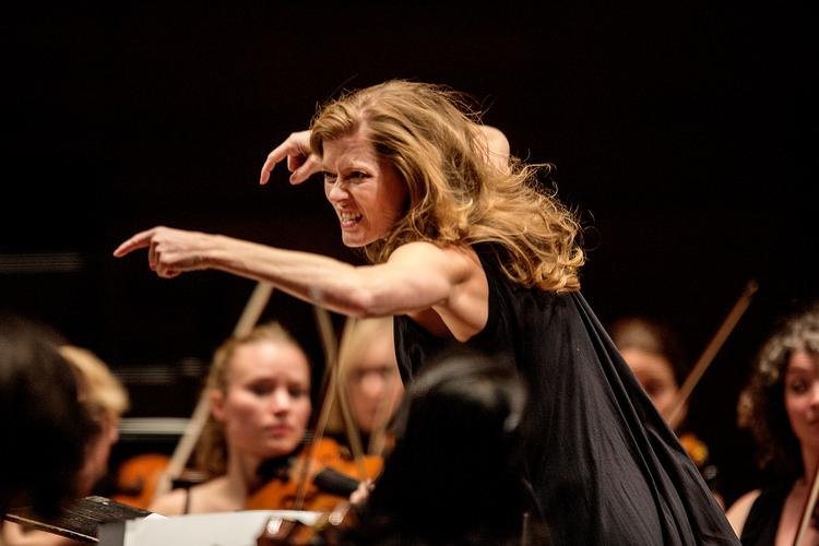 Ikke bare på scenen, men også bag scenen har der været voldsomme følelser på spil i DR Symfoniorkestret. Her er det Barbara Hannigan, der dirigerer orkestret i Koncerthuset. Foto: Maud Lervik