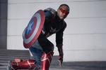 Anthony Mackie i ikonografisk positur som Captain America i rollen som nationens skjold.  Foto: Marvel Studios 2025