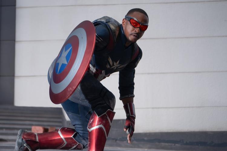 Anthony Mackie i ikonografisk positur som Captain America i rollen som nationens skjold.  Foto: Marvel Studios 2025