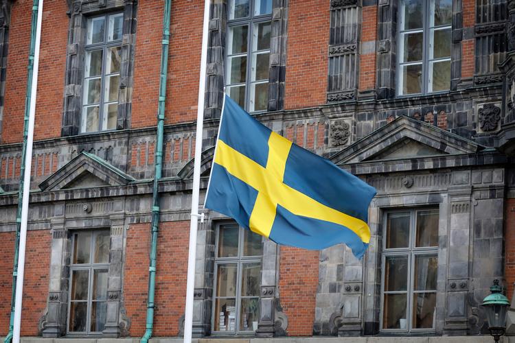 Tirsdag kl. 12 holdt Sverige et minuts stilhed for ofrene i sidste uges angreb i Örebro, og det svenske flag gik på halv, også foran rådhuset i Malmø. Foto: Jens Dresling