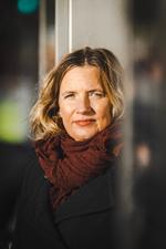 Andrea Hejlskov vakte stor opsigt, da hun sammen med mand og fire børn kvittede hverdagens hamsterhjul og i en årrække  boede dybt ind i de svenske skove i Värmland.  Nu fylder hun 50. Foto: Miriam Dalsgaard