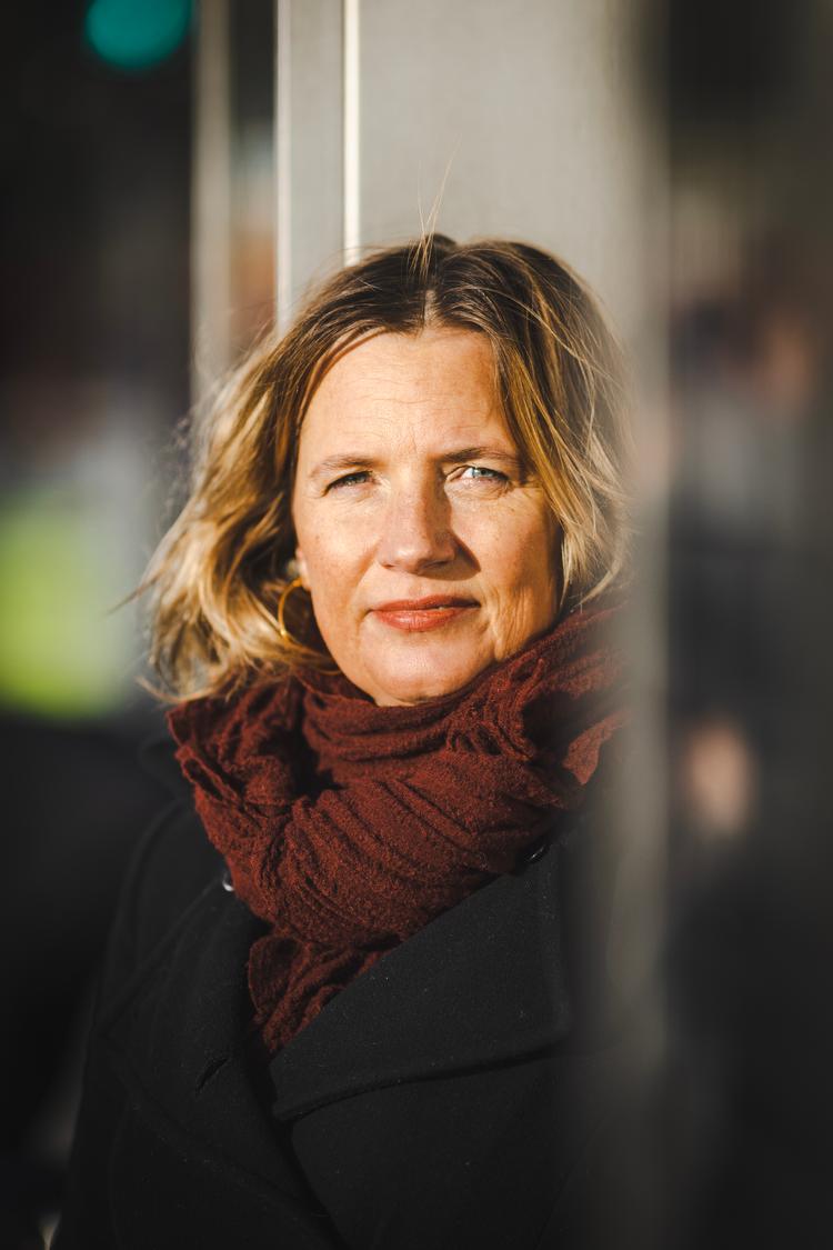 Andrea Hejlskov vakte stor opsigt, da hun sammen med mand og fire børn kvittede hverdagens hamsterhjul og i en årrække  boede dybt ind i de svenske skove i Värmland.  Nu fylder hun 50. Foto: Miriam Dalsgaard