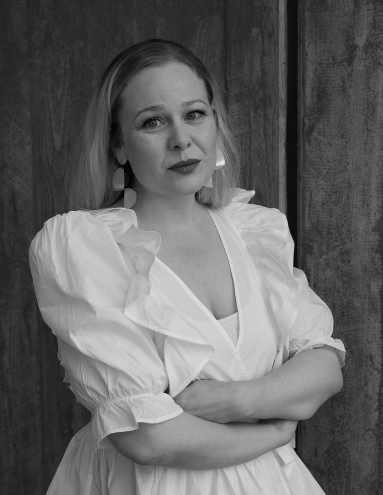 Thórdís Helgadóttir har før skrevet både digte, noveller og dramatik. Og hun skriver godt – rapt og læskende. 