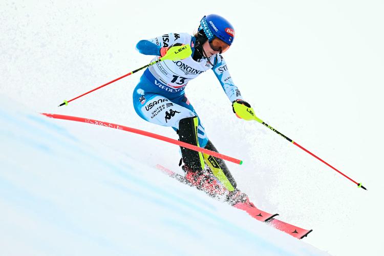 Mikaela Shiffrin har på ingen måde glemt at stå på ski. Tirsdag vandt hun karrierens 8. VM-guld, da hun sammen med Breezy Johnson blev verdensmester i den kombinerede holdkonkurrence.  Foto: Fabrice Coffrini/Ritzau Scanpix