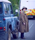 Kriminalkommissær Vera Stanhope – der bliver spillet af Brenda Blethyn – ved siden af sin veltjente firhjulstrækker.  Foto: ITV/DR