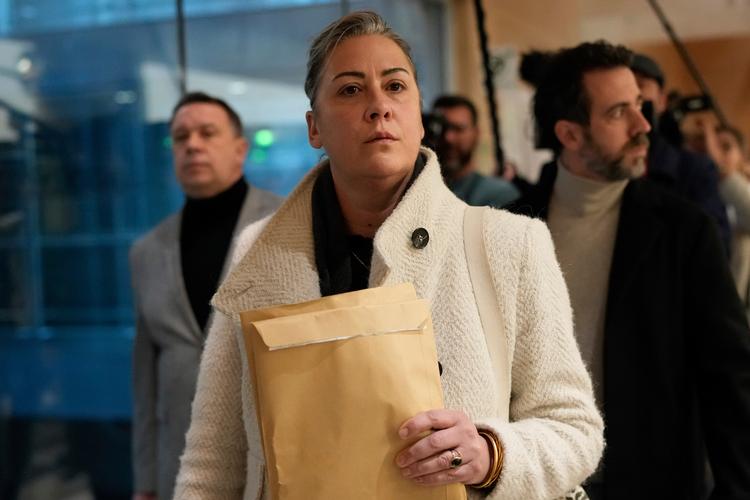 For Caroline Darian er det blevet nødvendigt at vie sit liv til at arbejde med forebyggelse af kriminalitetsformen påtvungen forgiftning, som vi kalder det på dansk, og gennem sin egen families tragedie hjælpe andre franske kvinder, der bedøves og udsættes for overgreb. Her ankommer hun til retten i Avignon i december 2024.  Foto: Lewis Joly/Ritzau Scanpix