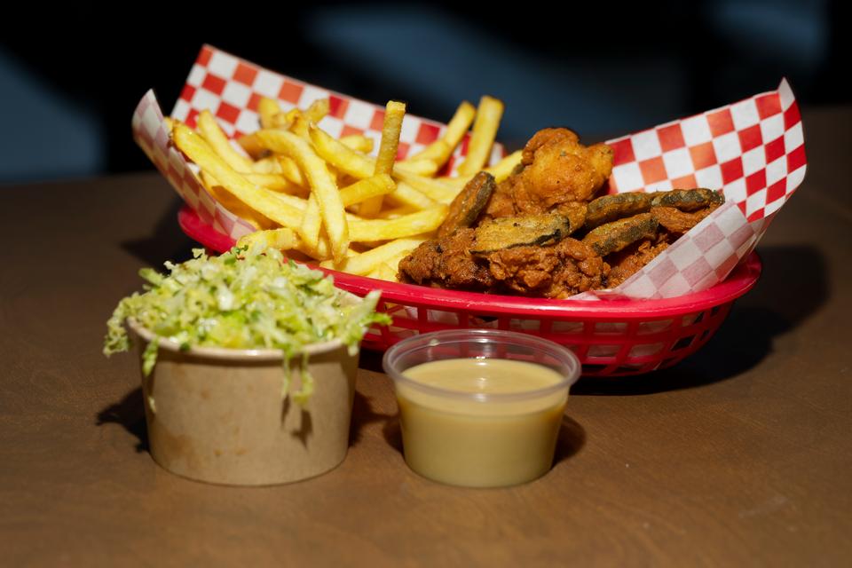 Fried chicken combo med fritter og coleslaw hos Rays Chicken. Foto: Thomas Borberg