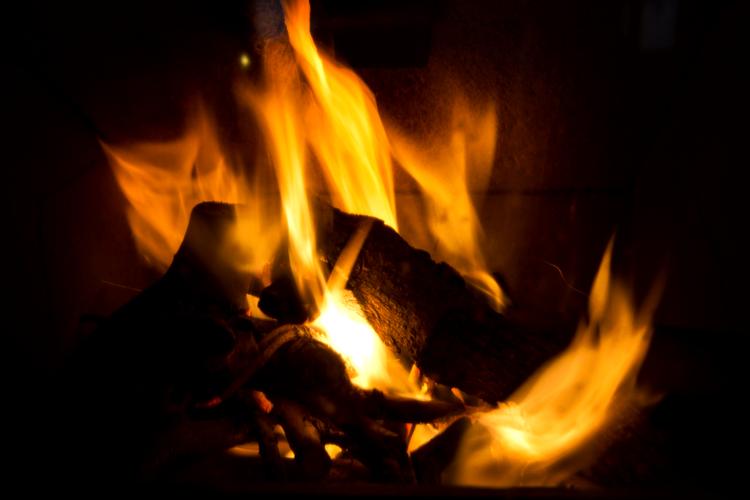 En brændeovn udleder langt flere partikler end en moderne kæmpe lastbil med dieselmotor.  Foto: Per Folkver