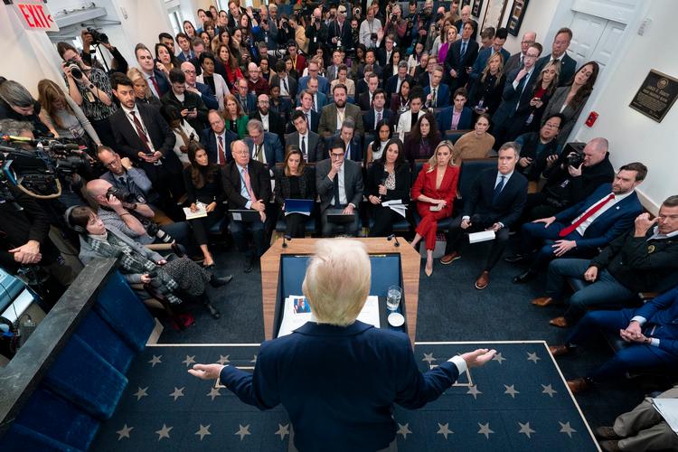 Der er stuvende fuldt til pressebriefingerne i Det Hvide Hus. Presset fra Trump betyder, at The New York Times har oprustet, så holdet af politiske korrespondenter i Det Hvide Hus er det hidtil største, siger seniorkorrespondent Peter Baker. Foto: Alex Brandon/Ritzau Scanpix