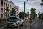 Sammenlignet med, hvad ukrainerne har erobret af russisk territorium i Kursk-regionen – her Sudsja, der er mærket af nylige kampe i byen – har russerne besat langt større områder i den østlige del af Ukraine. Hvordan bytteforholdet påvirkes af det i forbindelse med en eventuel fredsaftale, er endnu uvist.  Foto: Uncredited/Ritzau Scanpix