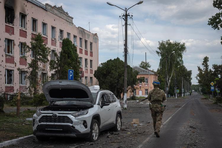 Sammenlignet med, hvad ukrainerne har erobret af russisk territorium i Kursk-regionen – her Sudsja, der er mærket af nylige kampe i byen – har russerne besat langt større områder i den østlige del af Ukraine. Hvordan bytteforholdet påvirkes af det i forbindelse med en eventuel fredsaftale, er endnu uvist.  Foto: Uncredited/Ritzau Scanpix