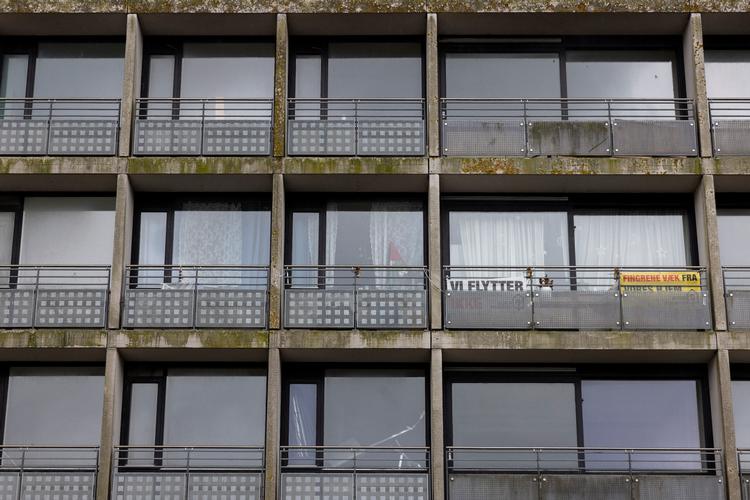 To boligblokke i Gellerupparken ved Aarhus skal rives ned, men stædige beboere nægter at flytte ud, hvilket har forsinket projektet betydeligt.   Foto: Miles Lilley