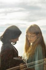 Vi følger Lila og Elena gennem et helt liv. I serien spilles de af tre sæt skuespillere, nøje udvalgt mellem tusindvis af napolitanere. Her er det Irene Maiorino og Alba Rohrwacher, der spiller de voksne veninder.  Foto: /Max