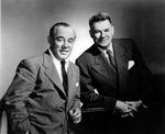 Komponisten Richard Rodgers (1902-1979) og tekstforfatteren Oscar Hammerstein II (1895-1960) har fået hele verden til at synge med på sange som 'Oh, What a Beautiful Mornin'' , 'I’m Gonna Wash That Man Right Outa My Hair' og 'Edelweiss', der blev deres sidste sang sammen. Her er de fotograferet i 1956.  Foto: /Ritzau Scanpix