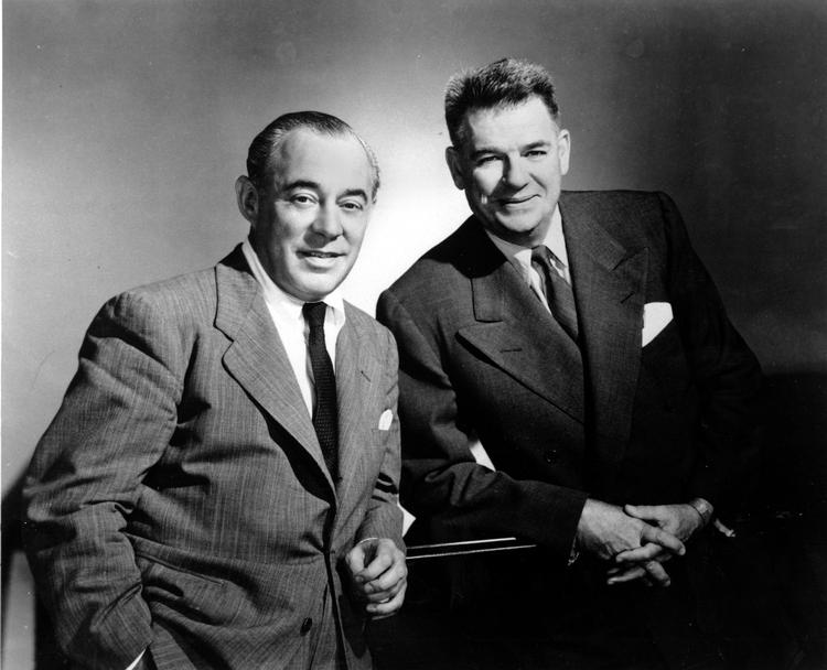 Komponisten Richard Rodgers (1902-1979) og tekstforfatteren Oscar Hammerstein II (1895-1960) har fået hele verden til at synge med på sange som 'Oh, What a Beautiful Mornin'' , 'I’m Gonna Wash That Man Right Outa My Hair' og 'Edelweiss', der blev deres sidste sang sammen. Her er de fotograferet i 1956.  Foto: /Ritzau Scanpix