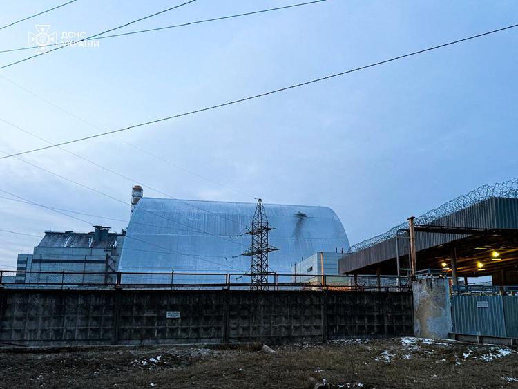 Et foto fra den ukrainske beredskabsstyrelse viser hullet i indkapslingen over den havarerede atomreaktor. Foto: State Emergency Service Of Ukrai/Ritzau Scanpix