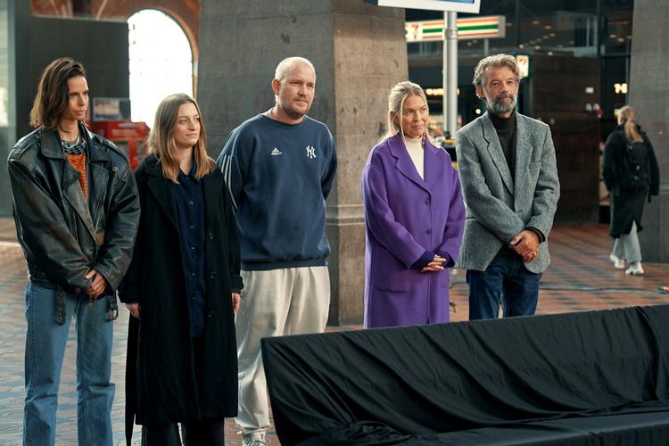 At designe en møbelklassiker på tre uger er helt urealistisk, men designerne må være belagt med teflon, for de løser opgaven i afsnit efter afsnit.  Foto: Mikkel Aude/DR